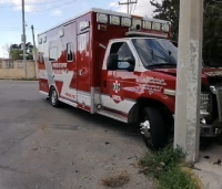 Ambulancia privada es impactada por camioneta Mazda