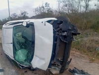 Conductor  vuelca en camioneta