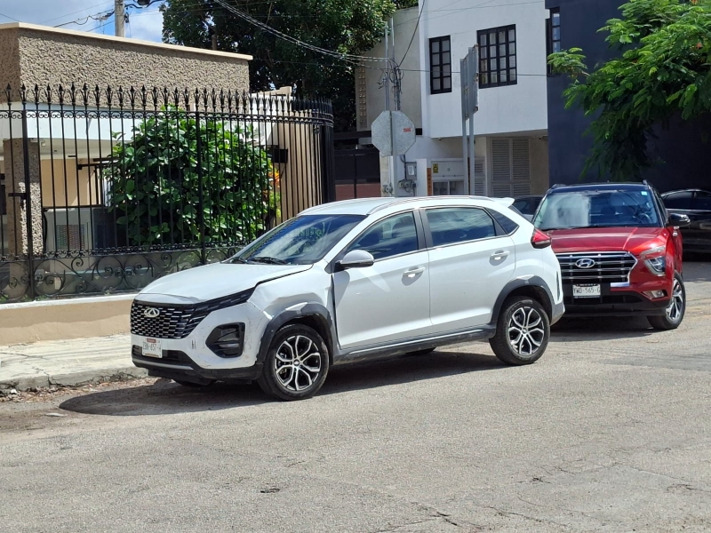 Joven mujer provoca dos choques