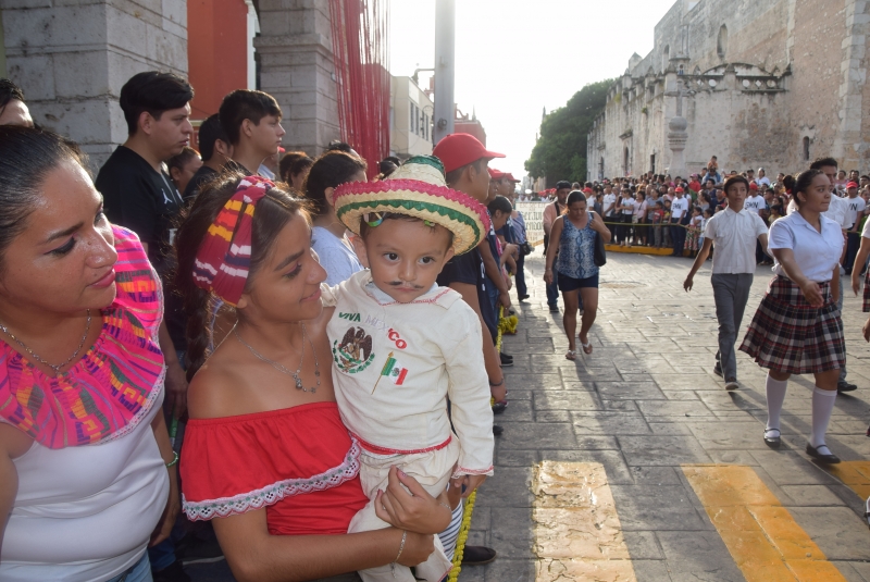 Fervor patrio en desfile por el aniversario 209 de la Independencia de México