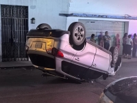 Volcadura en Centro de Mérida deja daños materiales